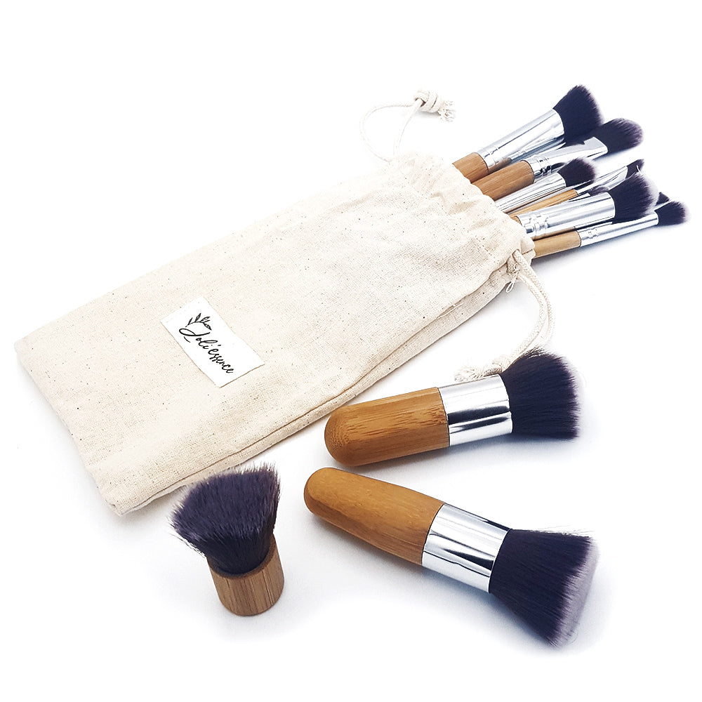 Pinceaux à maquillage en bois
