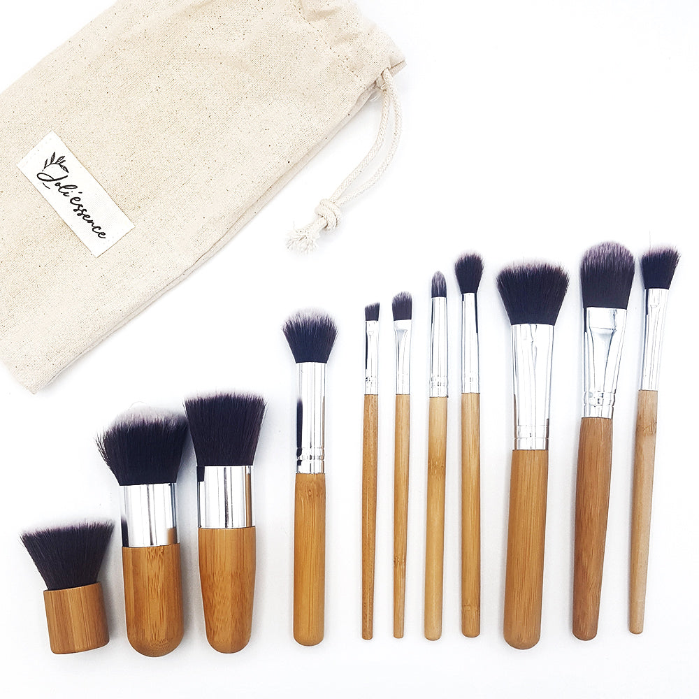 Pinceaux à maquillage en bois