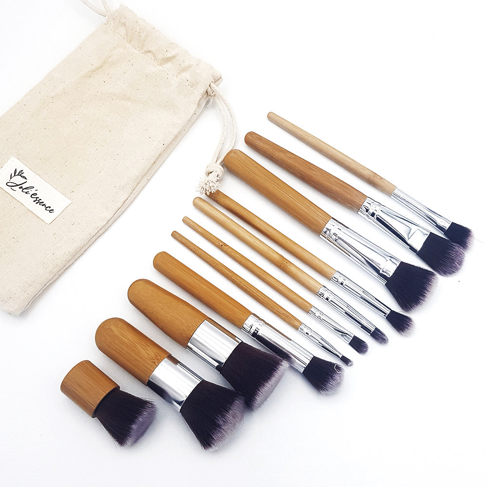 Pinceaux à maquillage en bois