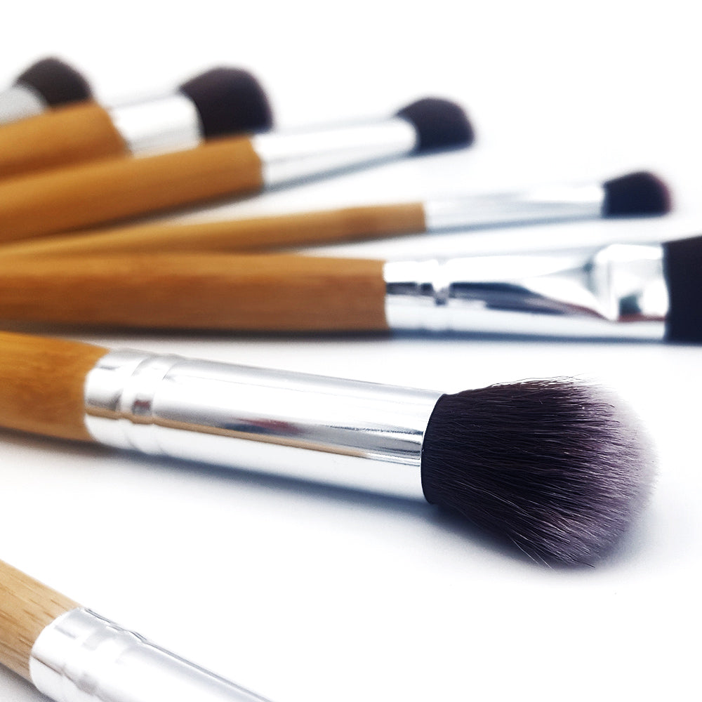 Pinceaux à maquillage en bois